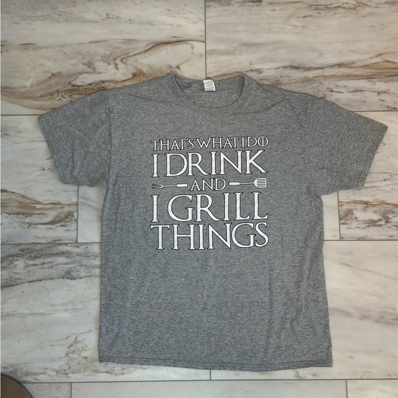 Fruit of the Loom “I Drink and I Grill Things” Graphic Tee - Size L - Picture 1 of 6